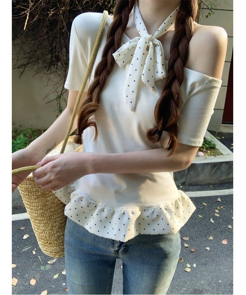 Ritzy(リッツィー)の「3色展開オフショルダー 首元リボン ドット柄のフリル Tシャツ/カットソー(Tシャツ/カットソー・レディース・ブラック/ホワイト/ブルー・FREE)」の5枚目の写真