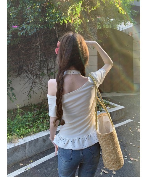 Ritzy(リッツィー)の「3色展開オフショルダー 首元リボン ドット柄のフリル Tシャツ/カットソー(Tシャツ/カットソー・レディース・ブラック/ホワイト/ブルー・FREE)」の9枚目の写真