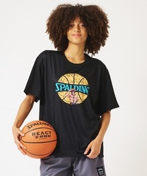 SPALDING（スポルディング）の「【SPALDING/スポルディング】Tシャツ ONE PIECE メラメラの実 ボールプリント/吸水速乾機能・UVカット機能・アニメ半袖Tシャツ（Tシャツ/カットソー・メンズ）」