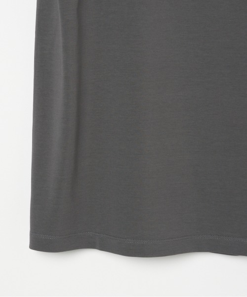 HELIOPOLE(エリオポール)の「SHOULDER TUCK TEE(Tシャツ/カットソー・レディース・ブラック/ホワイト/グレー・38)」の4枚目の写真