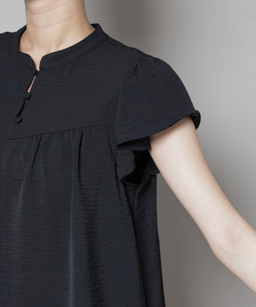 NANO universe（ナノユニバース）の「フリルスリーブブラウス(セットアップ可)（シャツ/ブラウス・レディース・ブラック/ベージュ/ブルー・FREE）」の5枚目の写真