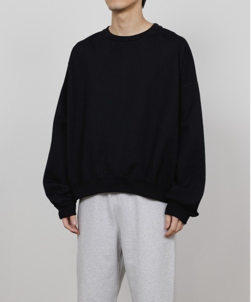 markaware(マーカウェア)の「【MARKAWARE】HUGE SHORT SWEAT/スラックスに合う,360度美シルエットショートスウェット(スウェット・メンズ・ブラック/グレー/ダークグレー/ダークネイビー・1/2)」の2枚目の写真