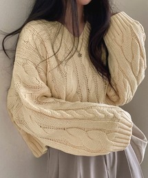 クロップド丈ケーブル編みニットプルオーバー