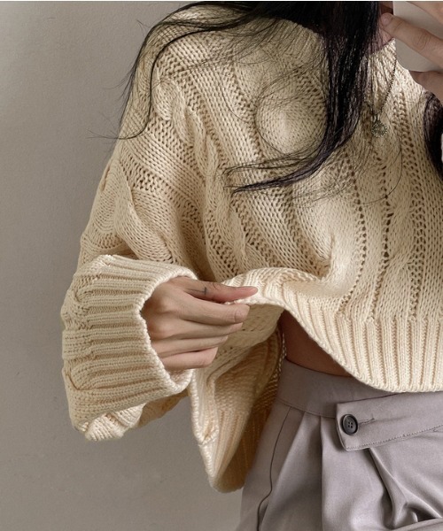 NANEA（ナネア）の「クロップド丈ケーブル編みニットプルオーバー（ニット/セーター・レディース・グレー/アイボリー/ブラック・フリー）」の4枚目の写真