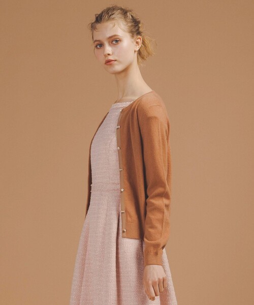 TOCCA(トッカ)の「CASHMERE カーディガン(カーディガン/ボレロ・レディース・ベージュ系/ピンク系/ブラック系/アイボリー系・MEDIUM/SMALL)」の2枚目の写真