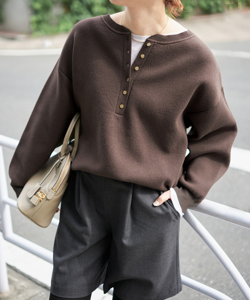 Spick & Span(スピックアンドスパン)の「《WEB限定カラー有り / 追加3》メタルボタンヘンリーネックニット(ニット/セーター・レディース・ブラウン/キャメル/グレー/ブラック・FREE)」の1枚目の写真