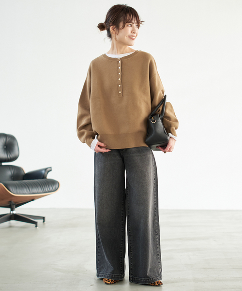 Spick & Span(スピックアンドスパン)の「《WEB限定カラー有り / 追加3》メタルボタンヘンリーネックニット(ニット/セーター・レディース・ブラウン/キャメル/グレー/ブラック・FREE)」の5枚目の写真