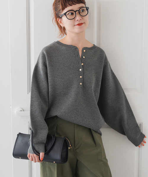 Spick & Span(スピックアンドスパン)の「《WEB限定カラー有り / 追加3》メタルボタンヘンリーネックニット(ニット/セーター・レディース・ブラウン/キャメル/グレー/ブラック・FREE)」の12枚目の写真