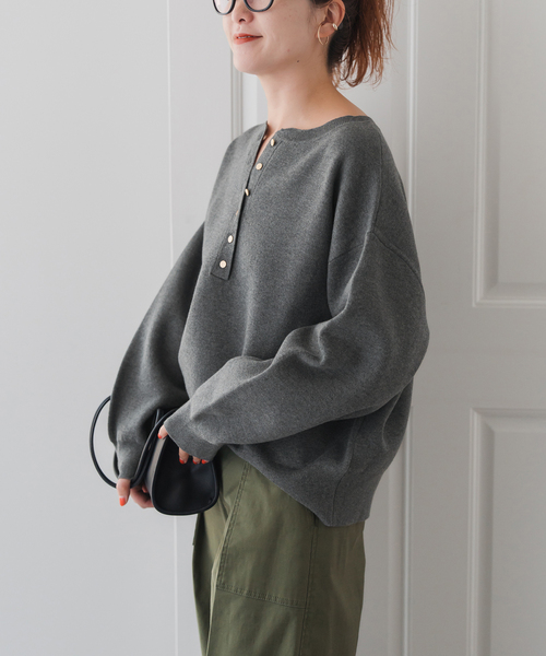 Spick & Span(スピックアンドスパン)の「《WEB限定カラー有り / 追加3》メタルボタンヘンリーネックニット(ニット/セーター・レディース・ブラウン/キャメル/グレー/ブラック・FREE)」の13枚目の写真