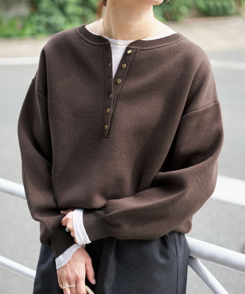 Spick & Span(スピックアンドスパン)の「《WEB限定カラー有り / 追加3》メタルボタンヘンリーネックニット(ニット/セーター・レディース・ブラウン/キャメル/グレー/ブラック・FREE)」の18枚目の写真