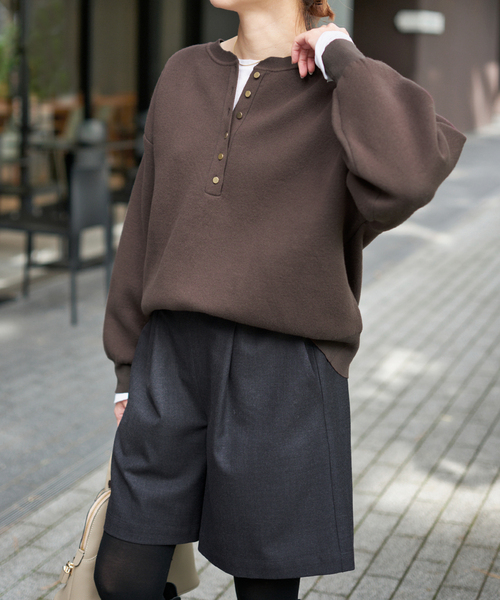 Spick & Span(スピックアンドスパン)の「《WEB限定カラー有り / 追加3》メタルボタンヘンリーネックニット(ニット/セーター・レディース・ブラウン/キャメル/グレー/ブラック・FREE)」の19枚目の写真