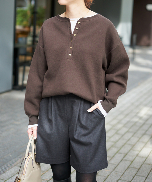 Spick & Span(スピックアンドスパン)の「《WEB限定カラー有り / 追加3》メタルボタンヘンリーネックニット(ニット/セーター・レディース・ブラウン/キャメル/グレー/ブラック・FREE)」の20枚目の写真