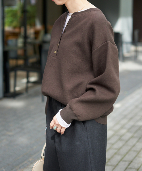 Spick & Span(スピックアンドスパン)の「《WEB限定カラー有り / 追加3》メタルボタンヘンリーネックニット(ニット/セーター・レディース・ブラウン/キャメル/グレー/ブラック・FREE)」の21枚目の写真