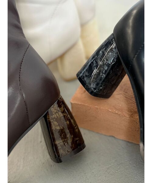 MERCURYDUO（マーキュリーデュオ）の「フェイクレザースクエアトゥストレッチショートブーツ（ブーツ・レディース・アイボリー/ブラック/ブラウン・38/36）」の5枚目の写真