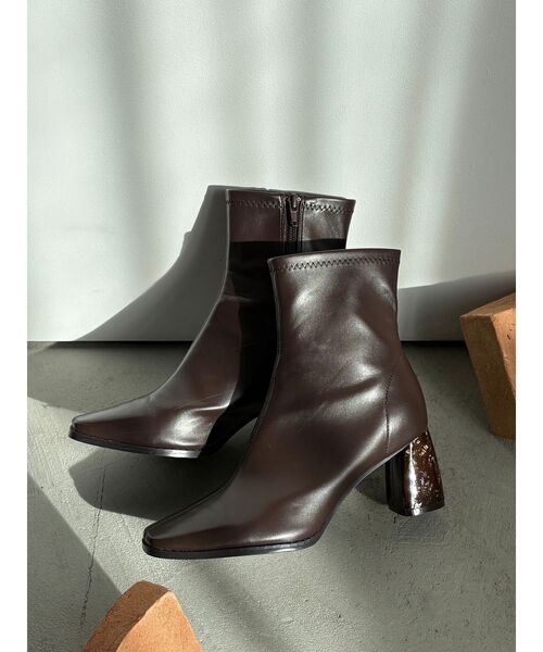 MERCURYDUO（マーキュリーデュオ）の「フェイクレザースクエアトゥストレッチショートブーツ（ブーツ・レディース・アイボリー/ブラック/ブラウン・38/36）」の6枚目の写真