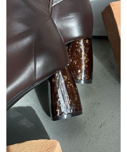 MERCURYDUO（マーキュリーデュオ）の「フェイクレザースクエアトゥストレッチショートブーツ（ブーツ・レディース・アイボリー/ブラック/ブラウン・38/36）」の7枚目の写真