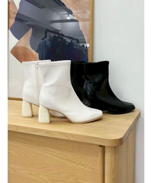 MERCURYDUO（マーキュリーデュオ）の「フェイクレザースクエアトゥストレッチショートブーツ（ブーツ・レディース・アイボリー/ブラック/ブラウン・38/36）」の8枚目の写真