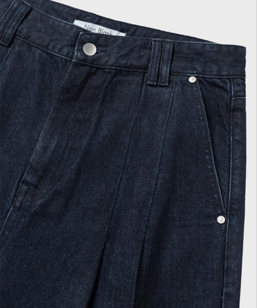 NONBLANK(ノンブランク)の「ツーピンタックワイドフィットデニムパンツ_INDIGO(デニムパンツ・メンズ・ダークネイビー・MEDIUM/LARGE/X-LARGE)」の5枚目の写真