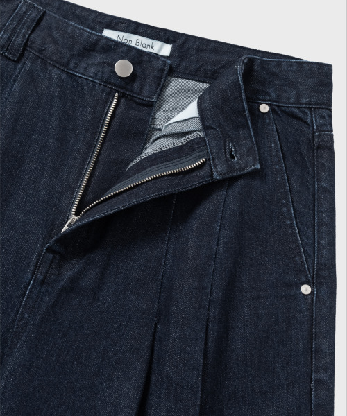 NONBLANK(ノンブランク)の「ツーピンタックワイドフィットデニムパンツ_INDIGO(デニムパンツ・メンズ・ダークネイビー・MEDIUM/LARGE/X-LARGE)」の6枚目の写真