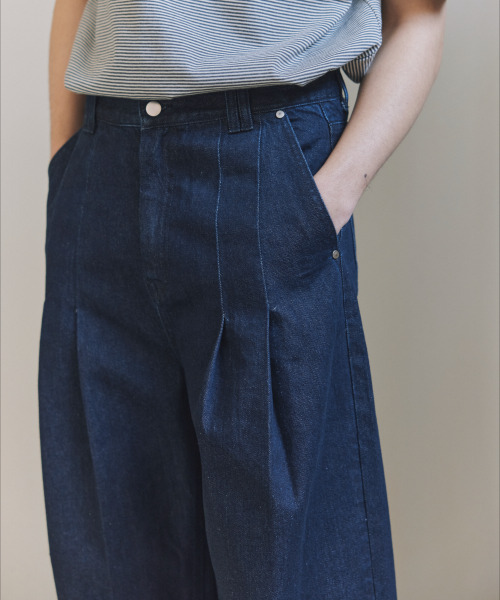 NONBLANK(ノンブランク)の「ツーピンタックワイドフィットデニムパンツ_INDIGO(デニムパンツ・メンズ・ダークネイビー・MEDIUM/LARGE/X-LARGE)」の12枚目の写真
