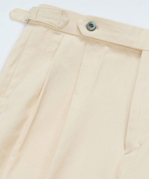 BELLIEF(ベリーフ)の「Cotton adjust Double Pleats relaxed Chino Pants (Ecru)(その他パンツ・メンズ・その他・MEDIUM/LARGE/X-LARGE)」の2枚目の写真
