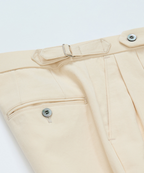 BELLIEF(ベリーフ)の「Cotton adjust Double Pleats relaxed Chino Pants (Ecru)(その他パンツ・メンズ・その他・MEDIUM/LARGE/X-LARGE)」の3枚目の写真
