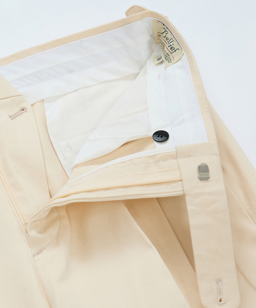 BELLIEF(ベリーフ)の「Cotton adjust Double Pleats relaxed Chino Pants (Ecru)(その他パンツ・メンズ・その他・MEDIUM/LARGE/X-LARGE)」の4枚目の写真