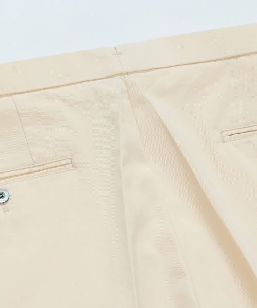 BELLIEF(ベリーフ)の「Cotton adjust Double Pleats relaxed Chino Pants (Ecru)(その他パンツ・メンズ・その他・MEDIUM/LARGE/X-LARGE)」の5枚目の写真