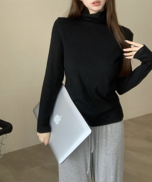 2ly2(トゥーリートゥー)の「裏起毛タートルネックトップス(Tシャツ/カットソー・レディース・ホワイト/ブラウン/ブラック・FREE)」の1枚目の写真