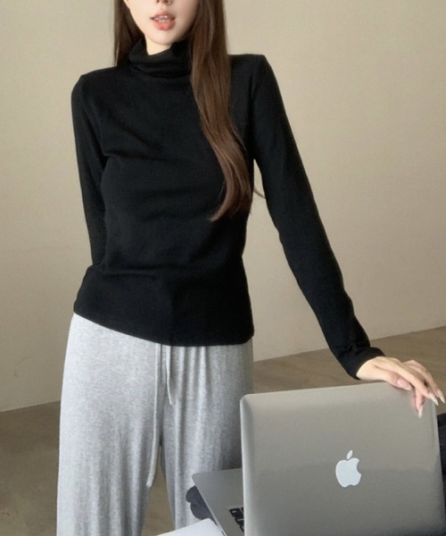 2ly2(トゥーリートゥー)の「裏起毛タートルネックトップス(Tシャツ/カットソー・レディース・ホワイト/ブラウン/ブラック・FREE)」の12枚目の写真