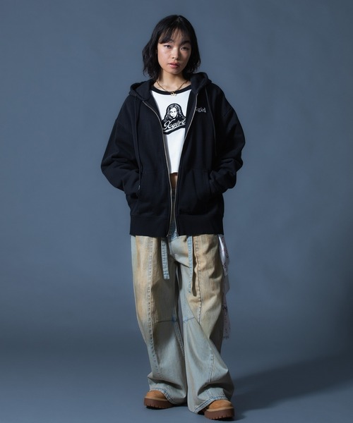   X UO Logo スエットパーカー X-girl（エックスガール）の「CHEMICAL SYMBOL LOGO EMBROIDERY SWEAT