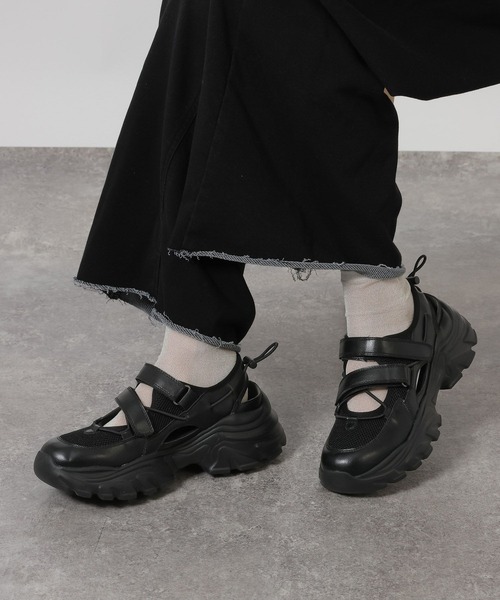 LAKOLE（ラコレ）の「クロスベルトスニーカー / 637950（スニーカー・レディース・シルバー/ブラック・LARGE/MEDIUM/SMALL）」の2枚目の写真