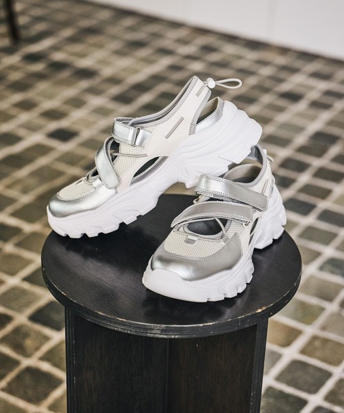 LAKOLE（ラコレ）の「クロスベルトスニーカー / 637950（スニーカー・レディース・シルバー/ブラック・LARGE/MEDIUM/SMALL）」の3枚目の写真