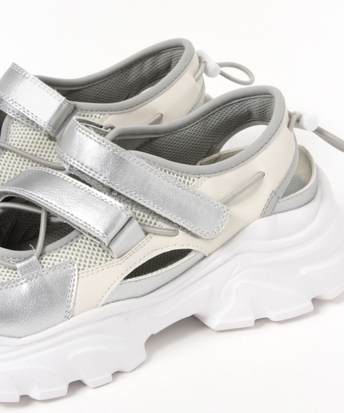 LAKOLE（ラコレ）の「クロスベルトスニーカー / 637950（スニーカー・レディース・シルバー/ブラック・LARGE/MEDIUM/SMALL）」の17枚目の写真