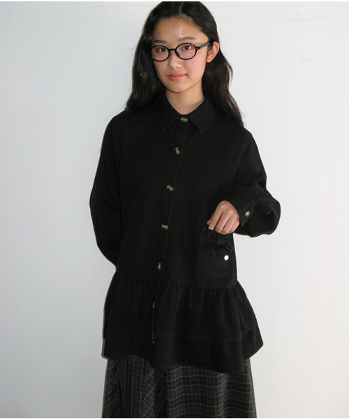 RONRON(ロンロン)の「RIBBON POCKET FRILL DENIM SHIRT BLACK(シャツ/ブラウス・レディース・その他・FREE)」の4枚目の写真