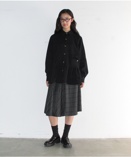 RONRON(ロンロン)の「RIBBON POCKET FRILL DENIM SHIRT BLACK(シャツ/ブラウス・レディース・その他・FREE)」の5枚目の写真