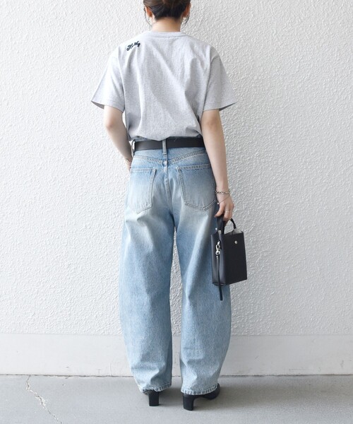 SHIPS any(シップス エニィ)の「【SHIPS any別注】Collegiate Pacific:〈洗濯機可能〉V ガゼット プリント & 刺繍 Tシャツ(Tシャツ/カットソー・レディース・オフホワイト/ブラウン/ライトグレー/チャコールグレー・ONE SIZE)」の5枚目の写真