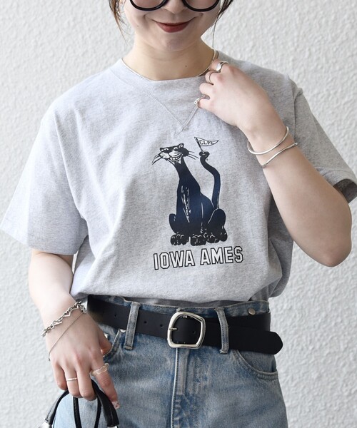 SHIPS any(シップス エニィ)の「【SHIPS any別注】Collegiate Pacific:〈洗濯機可能〉V ガゼット プリント & 刺繍 Tシャツ(Tシャツ/カットソー・レディース・オフホワイト/ブラウン/ライトグレー/チャコールグレー・ONE SIZE)」の6枚目の写真