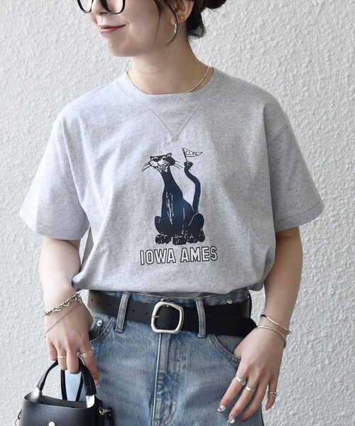 SHIPS any(シップス エニィ)の「【SHIPS any別注】Collegiate Pacific:〈洗濯機可能〉V ガゼット プリント & 刺繍 Tシャツ(Tシャツ/カットソー・レディース・オフホワイト/ブラウン/ライトグレー/チャコールグレー・ONE SIZE)」の7枚目の写真