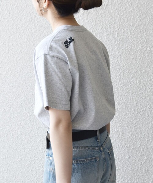 SHIPS any(シップス エニィ)の「【SHIPS any別注】Collegiate Pacific:〈洗濯機可能〉V ガゼット プリント & 刺繍 Tシャツ(Tシャツ/カットソー・レディース・オフホワイト/ブラウン/ライトグレー/チャコールグレー・ONE SIZE)」の8枚目の写真