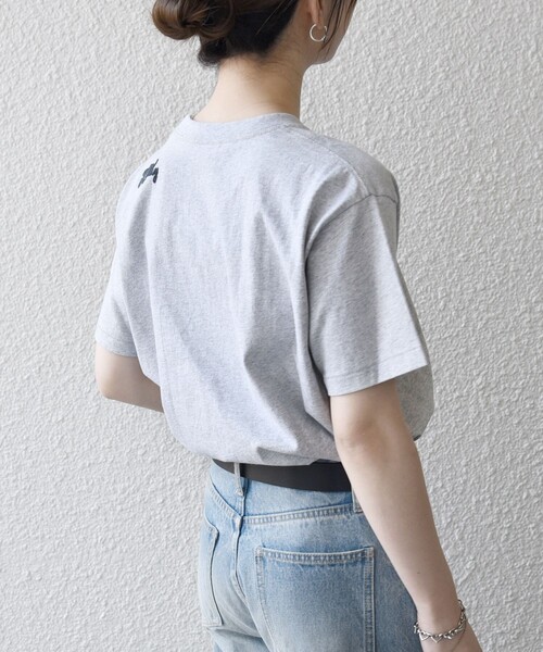SHIPS any(シップス エニィ)の「【SHIPS any別注】Collegiate Pacific:〈洗濯機可能〉V ガゼット プリント & 刺繍 Tシャツ(Tシャツ/カットソー・レディース・オフホワイト/ブラウン/ライトグレー/チャコールグレー・ONE SIZE)」の9枚目の写真