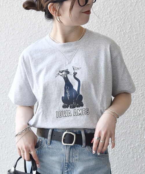 SHIPS any(シップス エニィ)の「【SHIPS any別注】Collegiate Pacific:〈洗濯機可能〉V ガゼット プリント & 刺繍 Tシャツ(Tシャツ/カットソー・レディース・オフホワイト/ブラウン/ライトグレー/チャコールグレー・ONE SIZE)」の10枚目の写真