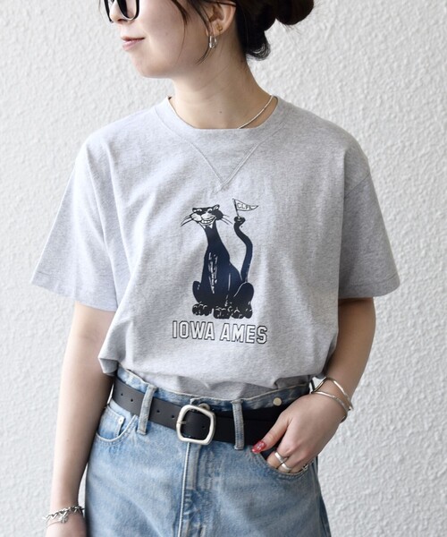 SHIPS any(シップス エニィ)の「【SHIPS any別注】Collegiate Pacific:〈洗濯機可能〉V ガゼット プリント & 刺繍 Tシャツ(Tシャツ/カットソー・レディース・オフホワイト/ブラウン/ライトグレー/チャコールグレー・ONE SIZE)」の11枚目の写真