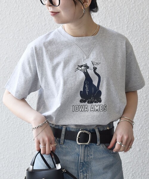 SHIPS any(シップス エニィ)の「【SHIPS any別注】Collegiate Pacific:〈洗濯機可能〉V ガゼット プリント & 刺繍 Tシャツ(Tシャツ/カットソー・レディース・オフホワイト/ブラウン/ライトグレー/チャコールグレー・ONE SIZE)」の12枚目の写真