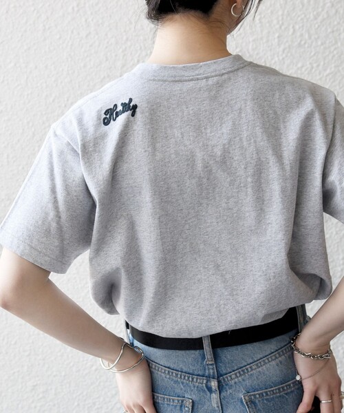 SHIPS any(シップス エニィ)の「【SHIPS any別注】Collegiate Pacific:〈洗濯機可能〉V ガゼット プリント & 刺繍 Tシャツ(Tシャツ/カットソー・レディース・オフホワイト/ブラウン/ライトグレー/チャコールグレー・ONE SIZE)」の13枚目の写真