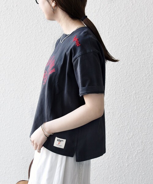SHIPS any(シップス エニィ)の「【SHIPS any別注】Collegiate Pacific:〈洗濯機可能〉V ガゼット プリント & 刺繍 Tシャツ(Tシャツ/カットソー・レディース・オフホワイト/ブラウン/ライトグレー/チャコールグレー・ONE SIZE)」の17枚目の写真