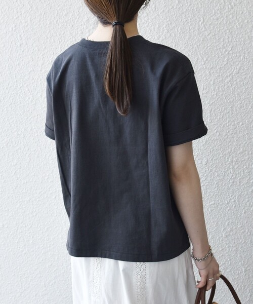 SHIPS any(シップス エニィ)の「【SHIPS any別注】Collegiate Pacific:〈洗濯機可能〉V ガゼット プリント & 刺繍 Tシャツ(Tシャツ/カットソー・レディース・オフホワイト/ブラウン/ライトグレー/チャコールグレー・ONE SIZE)」の18枚目の写真