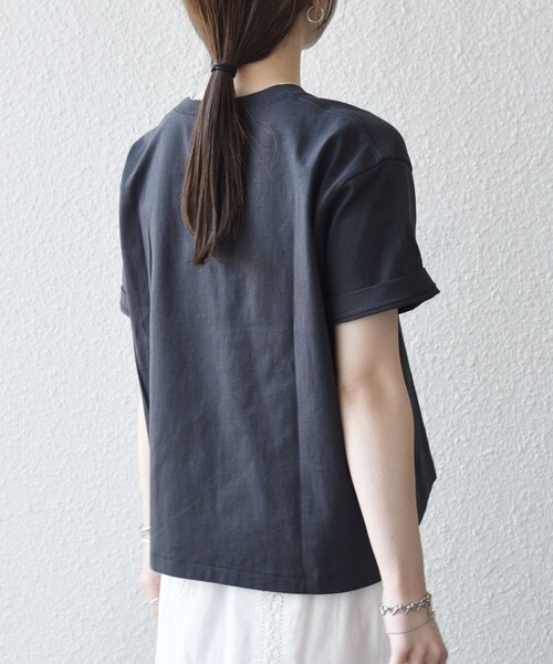 SHIPS any(シップス エニィ)の「【SHIPS any別注】Collegiate Pacific:〈洗濯機可能〉V ガゼット プリント & 刺繍 Tシャツ(Tシャツ/カットソー・レディース・オフホワイト/ブラウン/ライトグレー/チャコールグレー・ONE SIZE)」の19枚目の写真