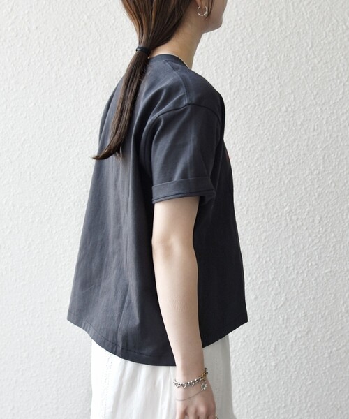SHIPS any(シップス エニィ)の「【SHIPS any別注】Collegiate Pacific:〈洗濯機可能〉V ガゼット プリント & 刺繍 Tシャツ(Tシャツ/カットソー・レディース・オフホワイト/ブラウン/ライトグレー/チャコールグレー・ONE SIZE)」の20枚目の写真