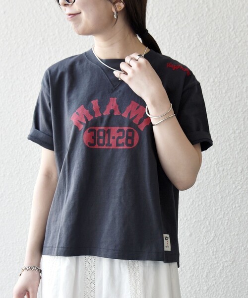 SHIPS any(シップス エニィ)の「【SHIPS any別注】Collegiate Pacific:〈洗濯機可能〉V ガゼット プリント & 刺繍 Tシャツ(Tシャツ/カットソー・レディース・オフホワイト/ブラウン/ライトグレー/チャコールグレー・ONE SIZE)」の21枚目の写真